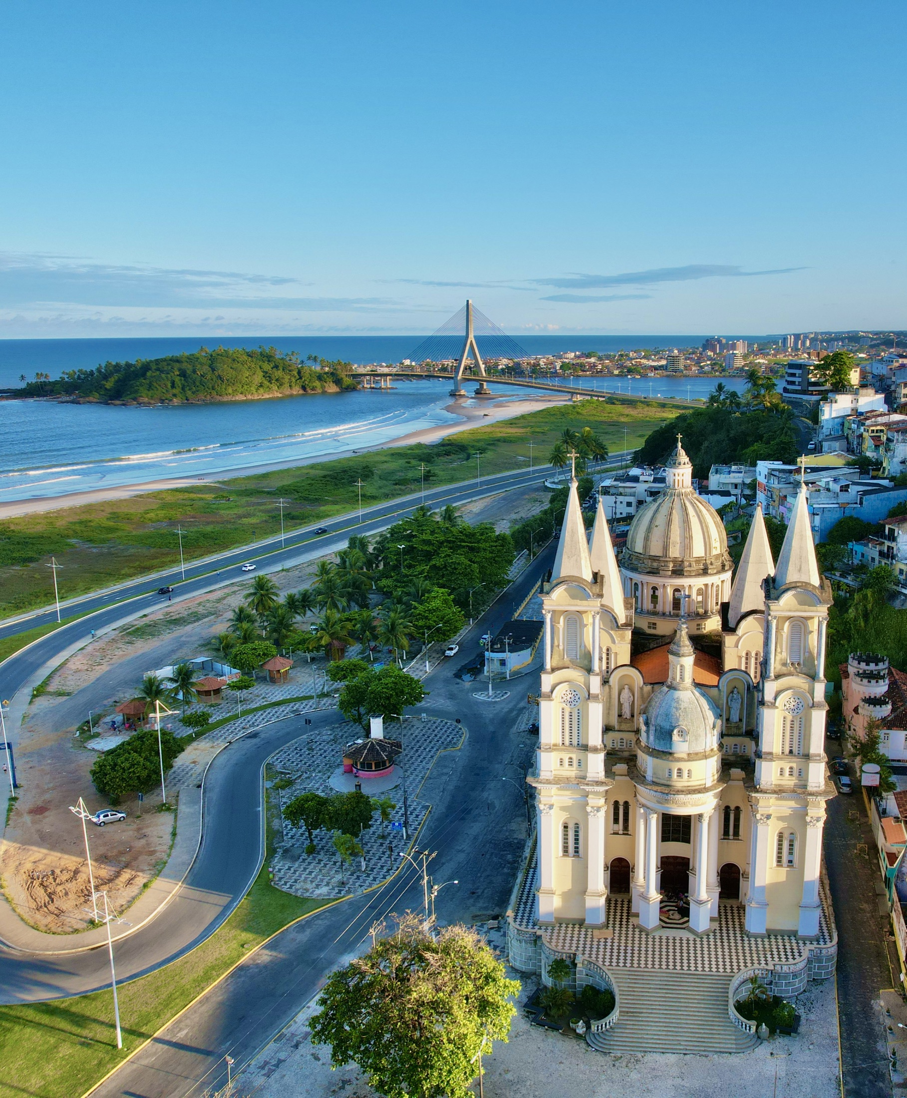 Catedral de São Sebastião e Ponte Jorge Amado em Ilhéus