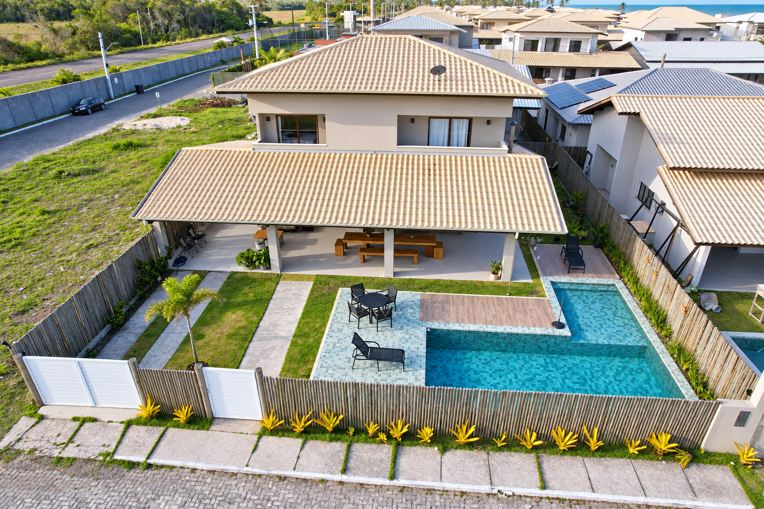 Vista aérea da casa com piscina no condomínio Moradas da Praia, em Ilhéus