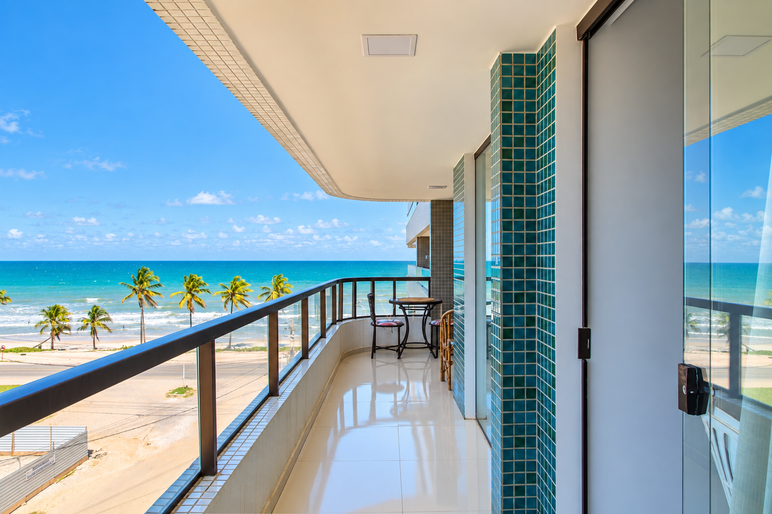 Varanda com vista para o mar no Residencial San Marino em Ilhéus