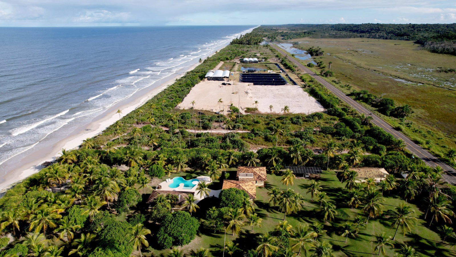 Vista aérea da propriedade no Acuípe, Ilhéus, entre a praia e a BA-001